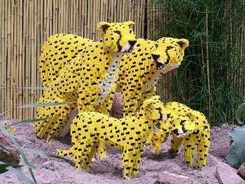 https://www.toysperiod.com/images/lego-animal-sculpture-leopards-sean-kenney.jpg